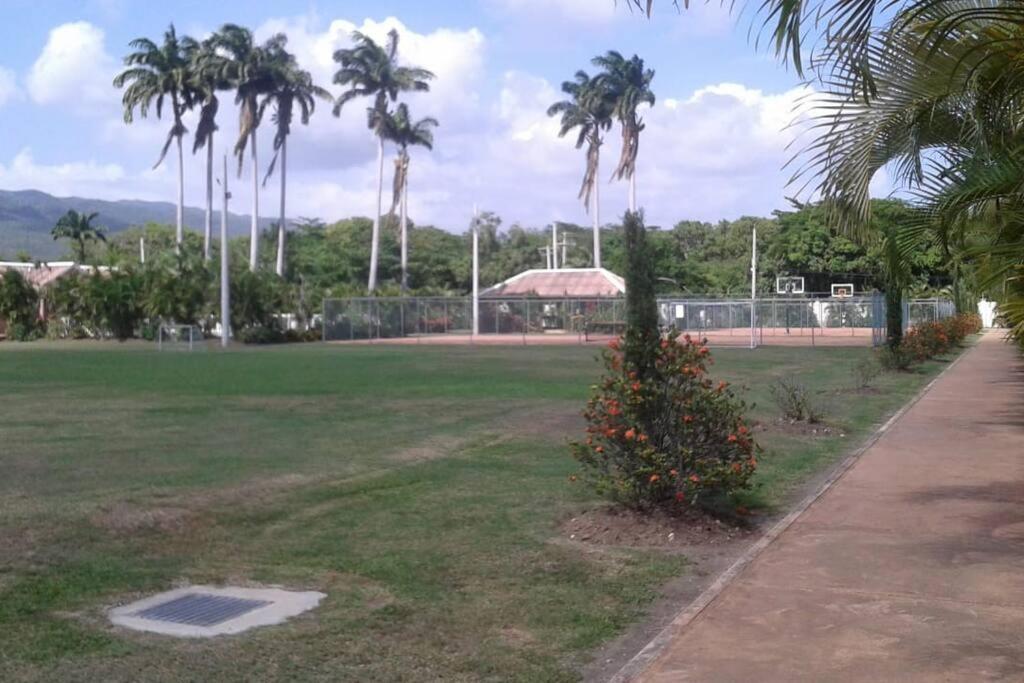 Comfortable Strategic Lodging Quarters Spanish Town Luaran gambar