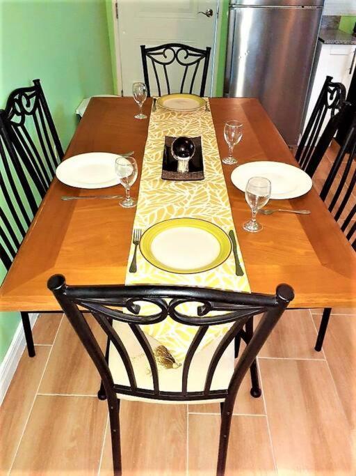 Comfortable Strategic Lodging Quarters Spanish Town Luaran gambar