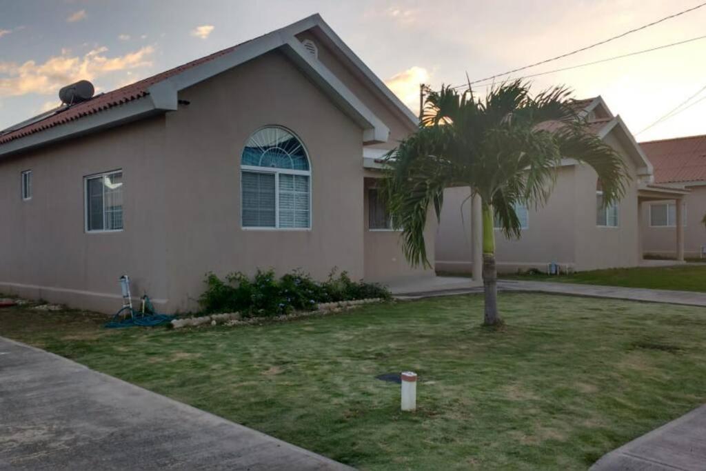Comfortable Strategic Lodging Quarters Spanish Town Luaran gambar