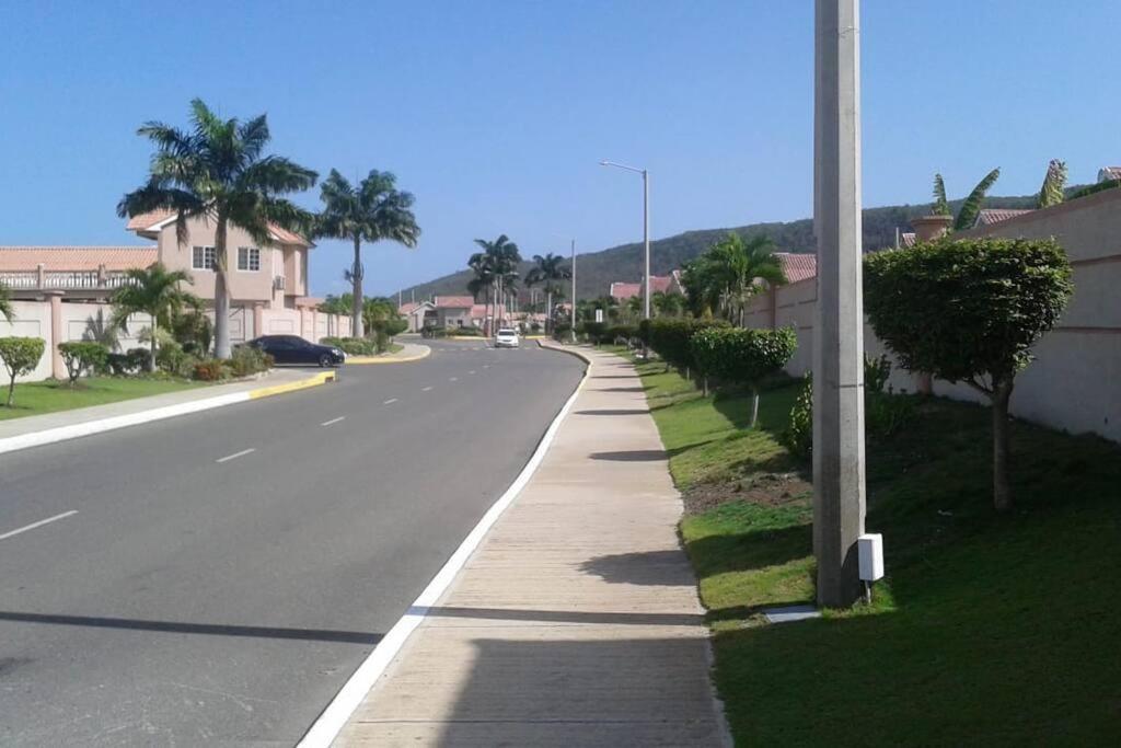 Comfortable Strategic Lodging Quarters Spanish Town Luaran gambar