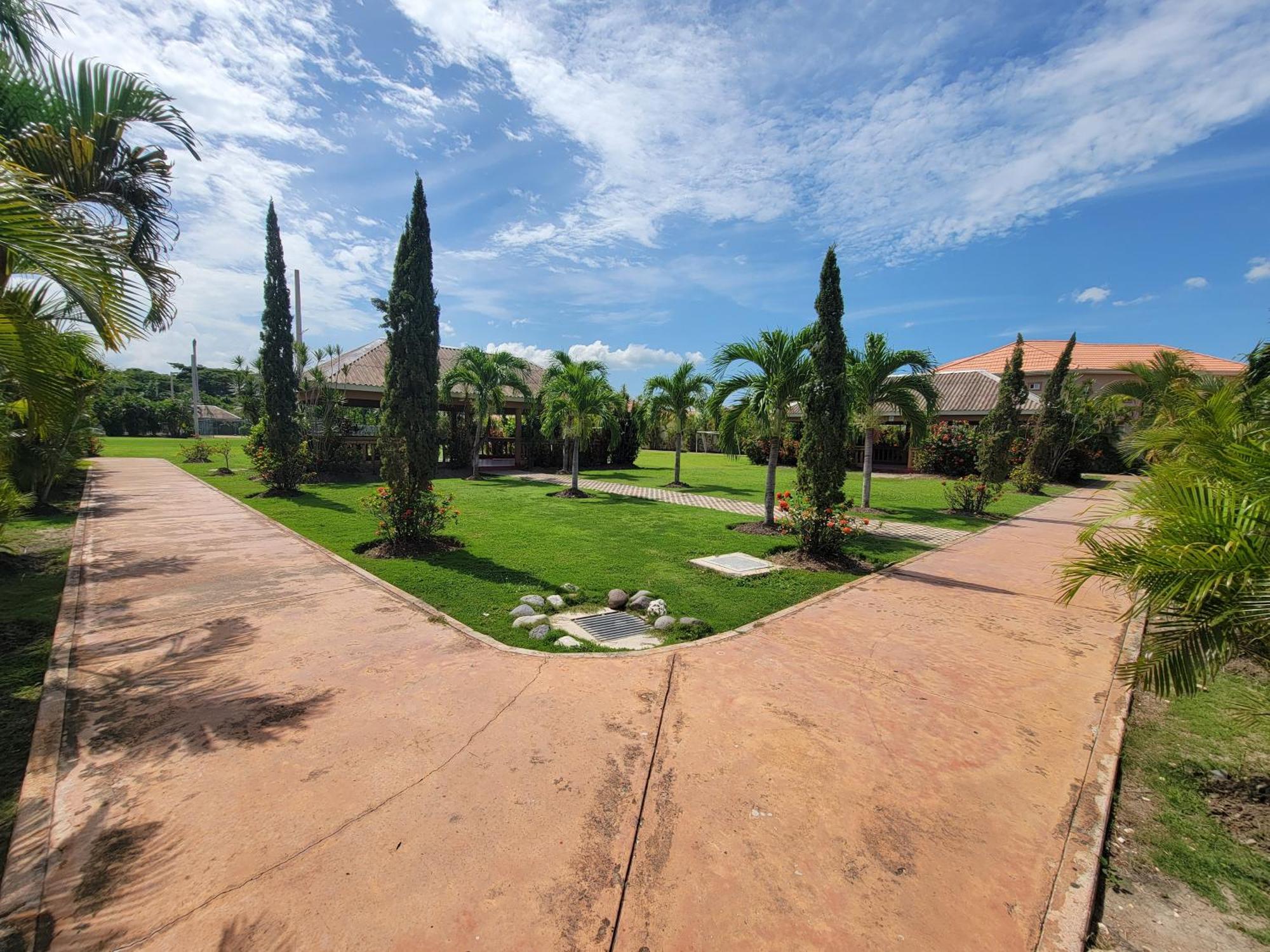 Comfortable Strategic Lodging Quarters Spanish Town Luaran gambar