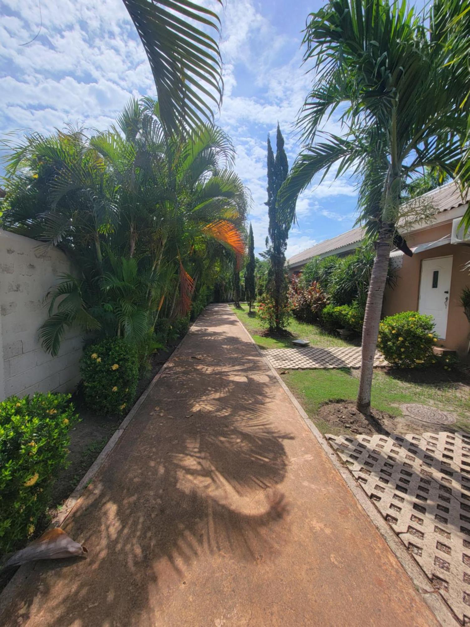 Comfortable Strategic Lodging Quarters Spanish Town Luaran gambar
