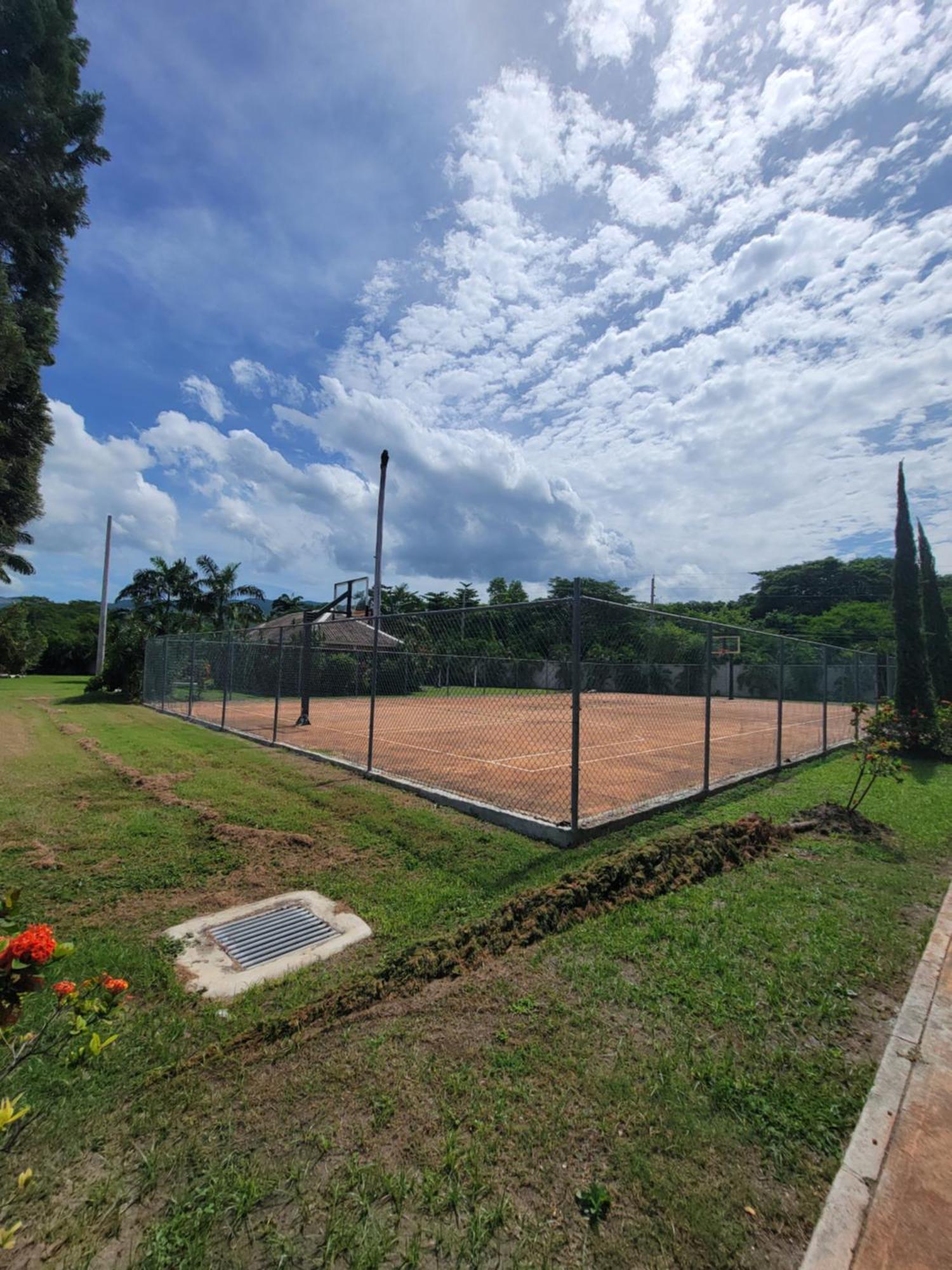 Comfortable Strategic Lodging Quarters Spanish Town Luaran gambar
