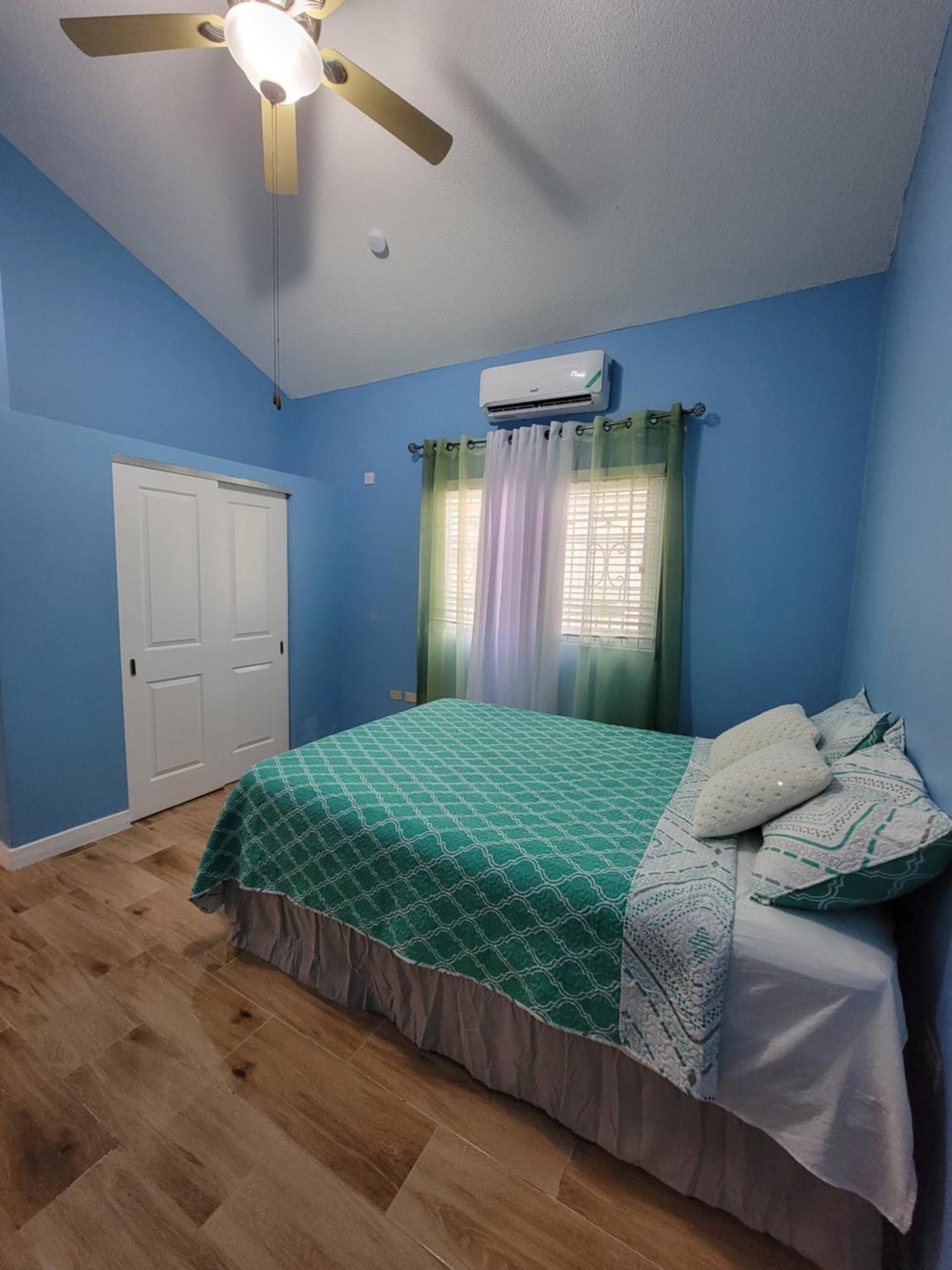 Comfortable Strategic Lodging Quarters Spanish Town Luaran gambar