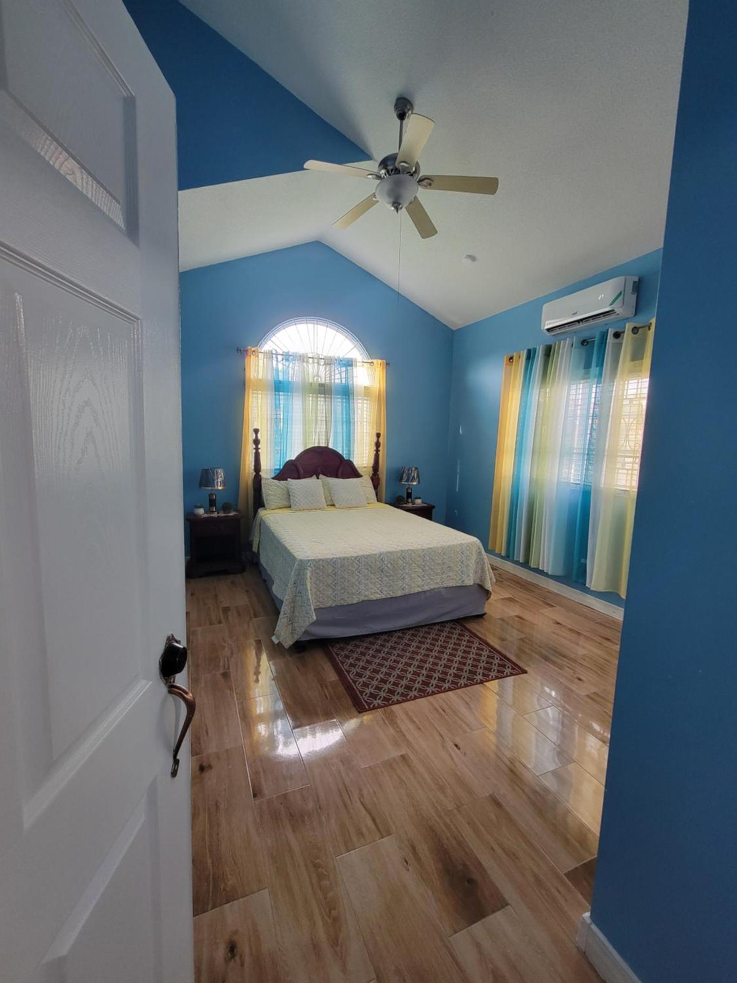 Comfortable Strategic Lodging Quarters Spanish Town Luaran gambar